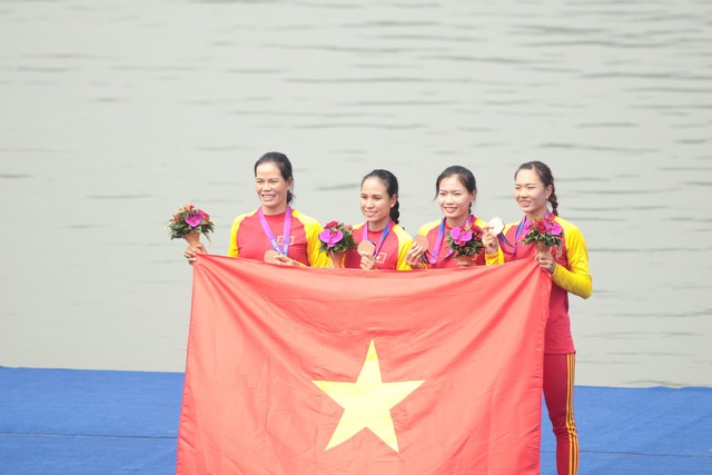 Viet Nam win first medals at Hangzhou Asian Games - Ảnh 1.