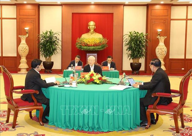 Party chiefs of Viet Nam, Cambodia, Laos hold high-level meeting in Ha Noi - Ảnh 1.