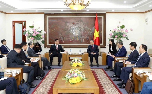 Viet Nam, China sign MoU on cooperation in political security- Ảnh 1.