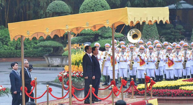 President hosts official welcome ceremony for Indonesian counterpart Joko Widodo - Ảnh 1.