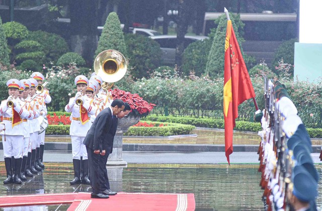 President hosts official welcome ceremony for Indonesian counterpart Joko Widodo - Ảnh 2.