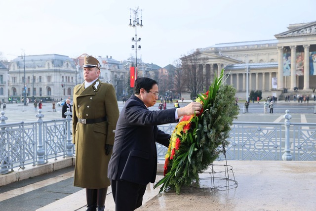 Photos: Hungarian Prime Minister hosts welcome ceremony for Vietnamese counterpart- Ảnh 4.