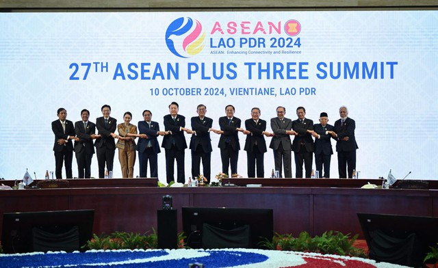 Prime Minister attends 27th ASEAN Plus Three Summit- Ảnh 1.