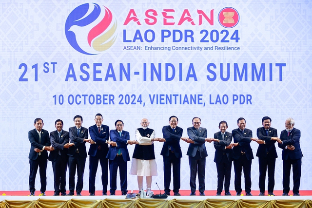 Prime Minister attends 21st ASEAN-India Summit- Ảnh 1.