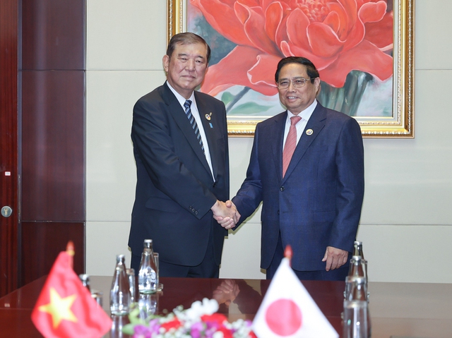 Prime Minister meets Japanese counterpart Shigeru Ishiba for first time in Vientiane- Ảnh 1.