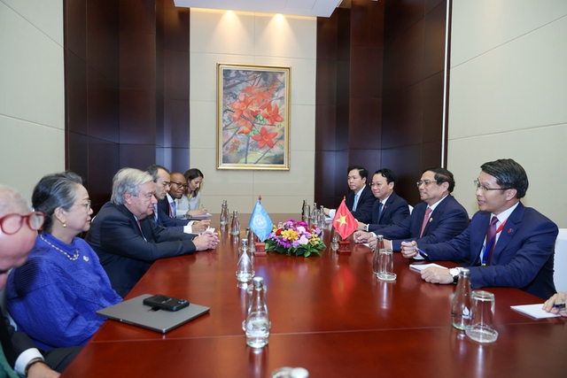 Prime Minister meets UN Secretary-General on margin of ASEAN Summits- Ảnh 1.