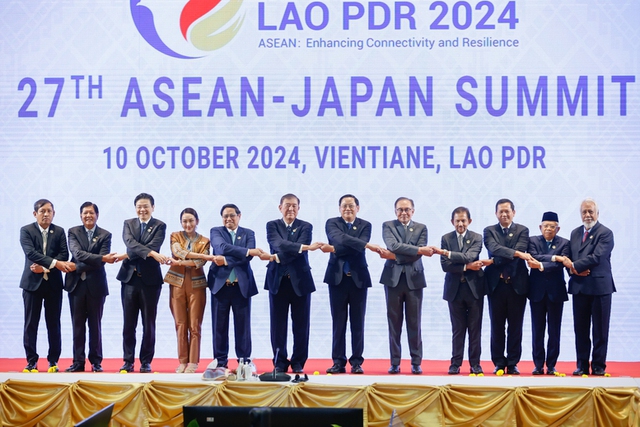 Vietnamese Prime Minister attends 27th ASEAN-Japan Summit- Ảnh 1.