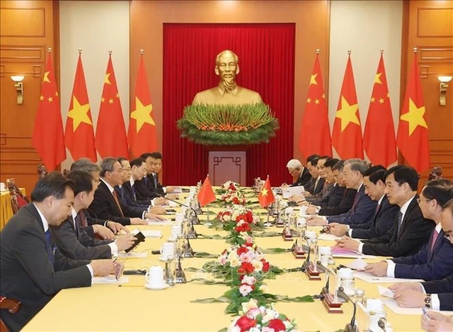 Viet Nam, China agree on importance of maintaining peace and stability in East Sea - Ảnh 2.