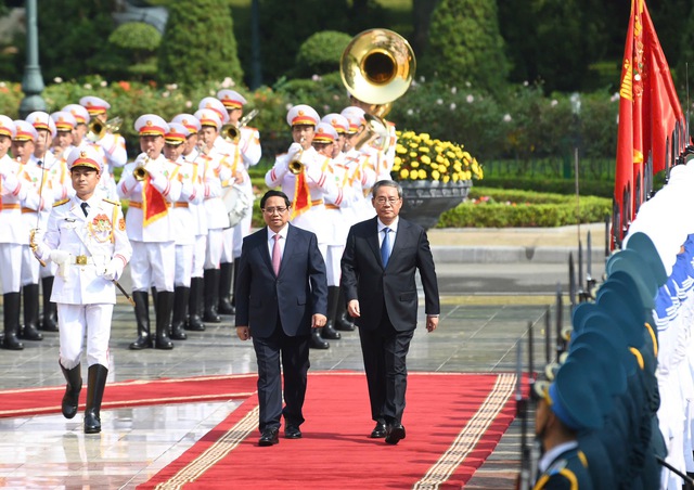 Prime Minister hosts welcome ceremony for Chinese Premier Li Qiang- Ảnh 1.