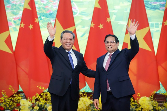 Prime Minister holds talks with Chinese Premier Li Qiang in sincere, friendly and open atmosphere- Ảnh 1.