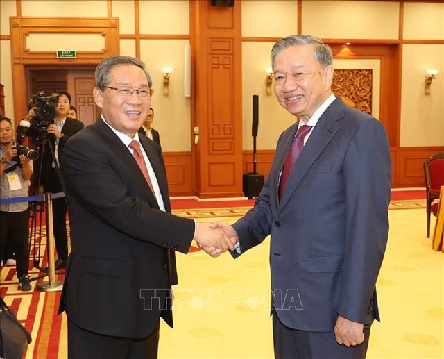 Viet Nam, China agree on importance of maintaining peace and stability in East Sea - Ảnh 1.