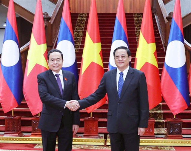 Top Vietnamese legislator meets Lao Prime Minister in Vientiane- Ảnh 1.