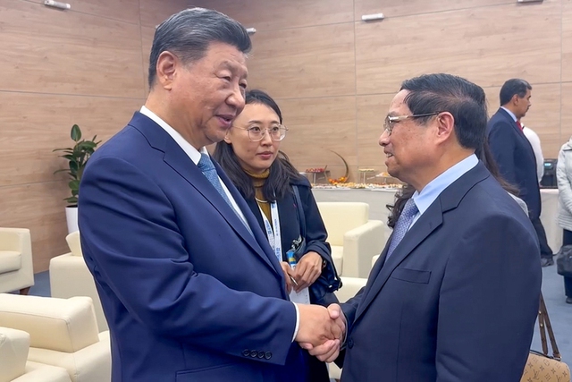 Prime Minister meets Chinese Party leader, President Xi Jinping in Russia- Ảnh 1.