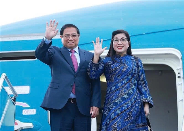 Prime Minister leaves for visits to three Middle East countries- Ảnh 1.