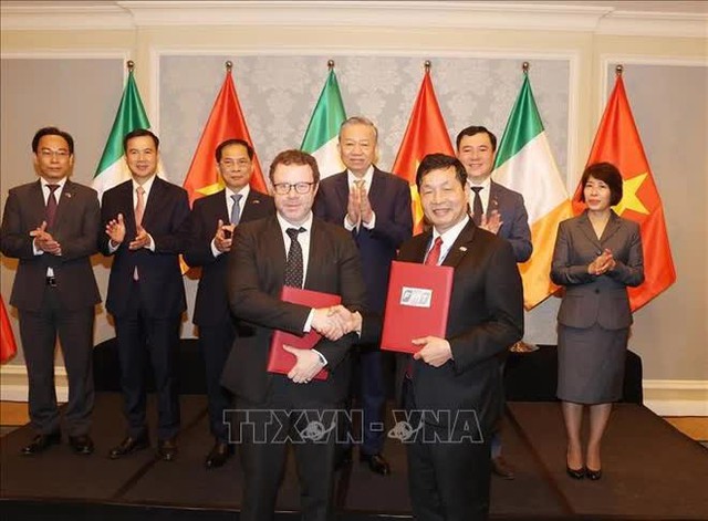 Top leader witnesses exchange of cooperation deals between Viet Nam and Ireland- Ảnh 1.