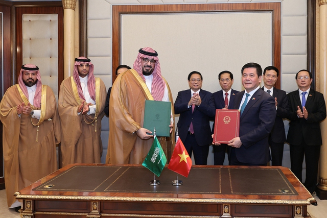 Viet Nam, Saudi Arabia sign MoU on trade and economic cooperation- Ảnh 1.