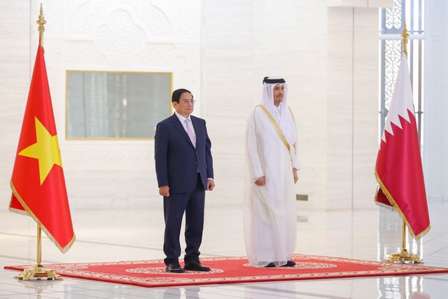 Official welcome ceremony for Prime Minister Pham Minh Chinh in Qatar- Ảnh 2.