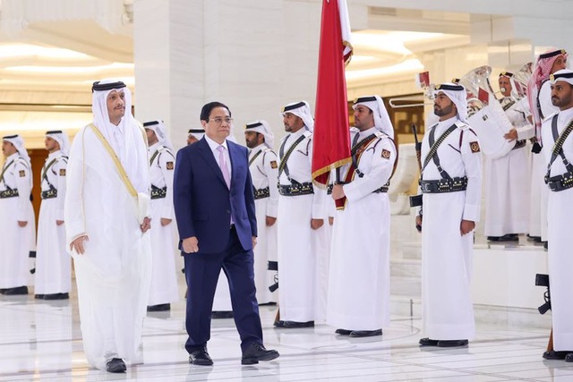 Official welcome ceremony for Prime Minister Pham Minh Chinh in Qatar- Ảnh 3.