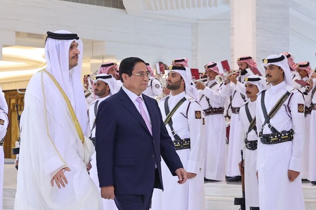 Official welcome ceremony for Prime Minister Pham Minh Chinh in Qatar- Ảnh 4.