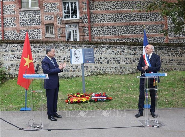 Memorial plaque honoring President Ho Chi Minh in Sainte-Adresse inaugurated- Ảnh 1.