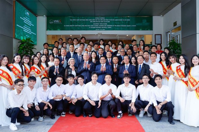 Prime Minister, WEF Founder interact with 500 students in Ha Noi- Ảnh 1.