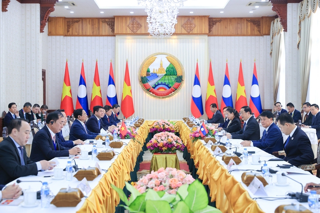 Vietnamese Prime Minister meets Lao counterpart ahead of ASEAN summits- Ảnh 2.