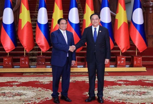 Vietnamese Prime Minister meets Lao counterpart ahead of ASEAN summits- Ảnh 1.