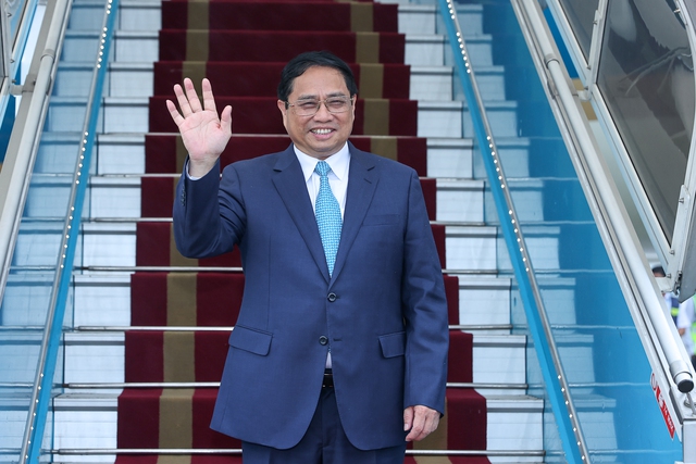 Prime Minister leaves for ASEAN Summits in Laos - Ảnh 1.