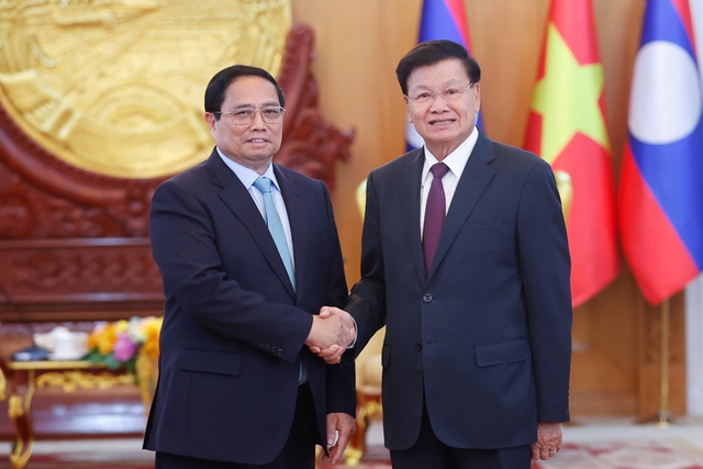 Prime Minister meets with top Lao leader- Ảnh 1.