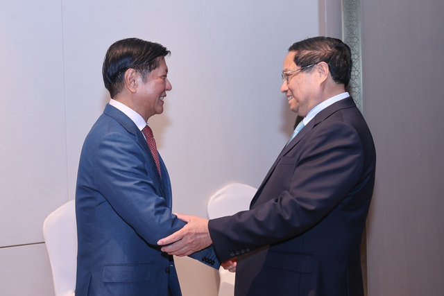 Prime Minister meets Philippine President ahead of ASEAN summits- Ảnh 1.