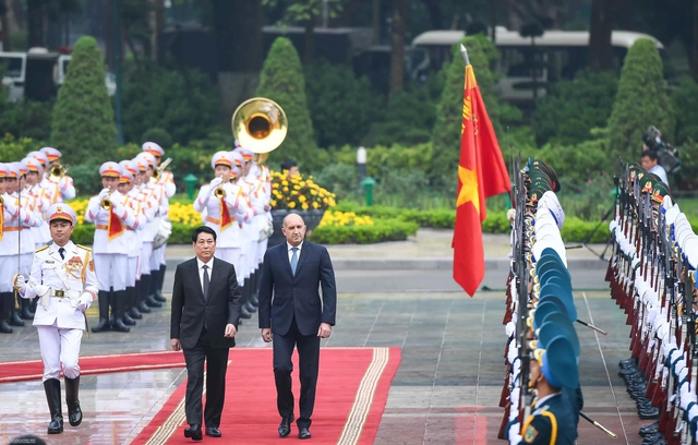 President Luong Cuong hosts official welcome ceremony for Bulgarian counterpart- Ảnh 1.