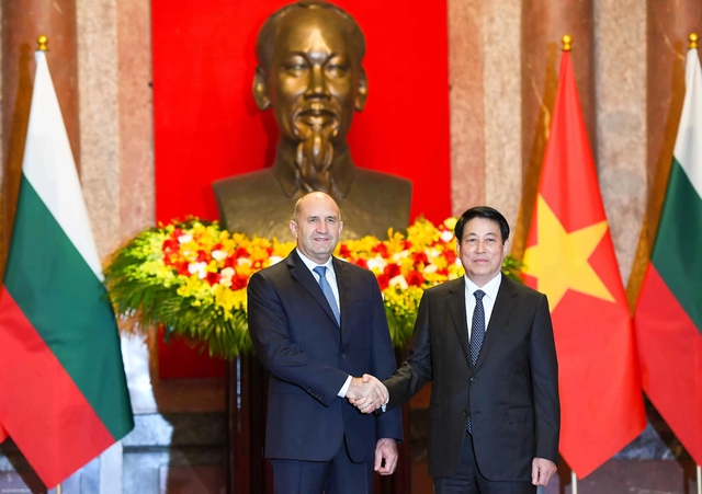 President Luong Cuong hosts official welcome ceremony for Bulgarian counterpart- Ảnh 2.