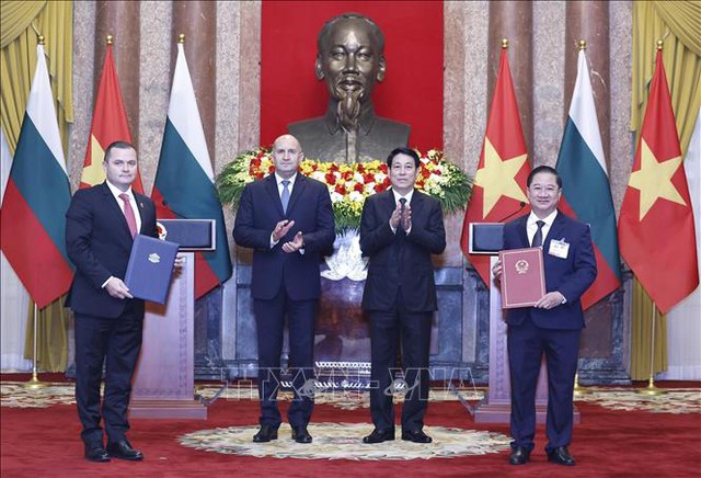 Viet Nam, Bulgaria exchange cooperation agreements - Ảnh 2.