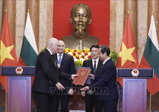 Viet Nam, Bulgaria exchange cooperation agreements - Ảnh 1.