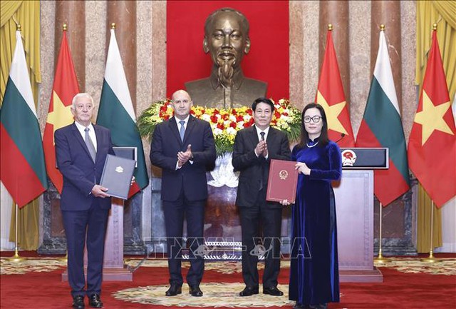 Viet Nam, Bulgaria exchange cooperation agreements - Ảnh 3.