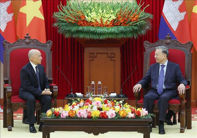 Party leader receives Cambodian King- Ảnh 1.