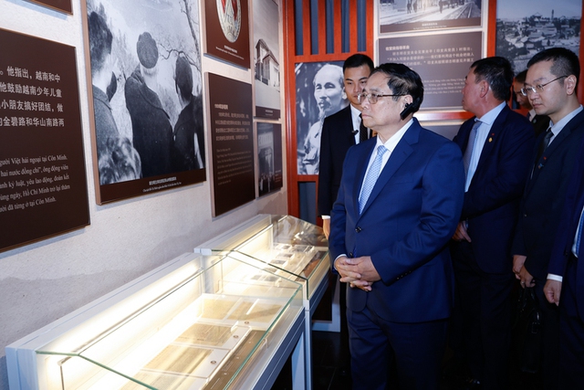 Prime Minister Pham Minh Chinh visits Ho Chi Minh Relic Site in Kunming- Ảnh 1.