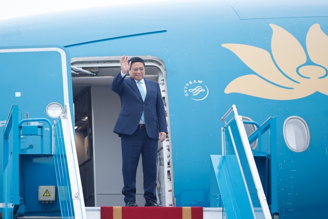 PM leaves Ha Noi for three regional summits in China- Ảnh 1.