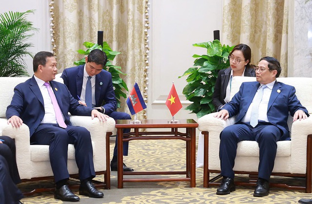 PM Pham Minh Chinh meets Cambodian counterpart Hun Manet in Kunming- Ảnh 1.