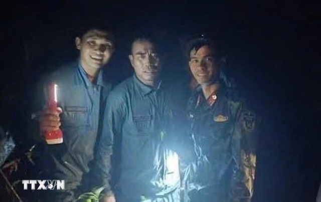 Two pilots survive after military plane crash in central Viet Nam- Ảnh 1.