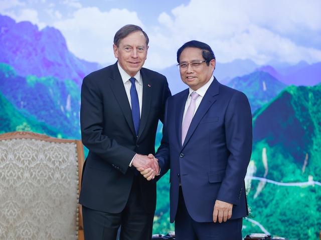 Prime Minister hosts reception for Chairman of KKR Global Institute David Petraeus- Ảnh 1.