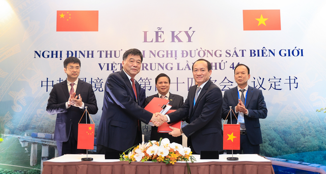 Viet Nam, China sign protocol on railway transport cooperation- Ảnh 1.