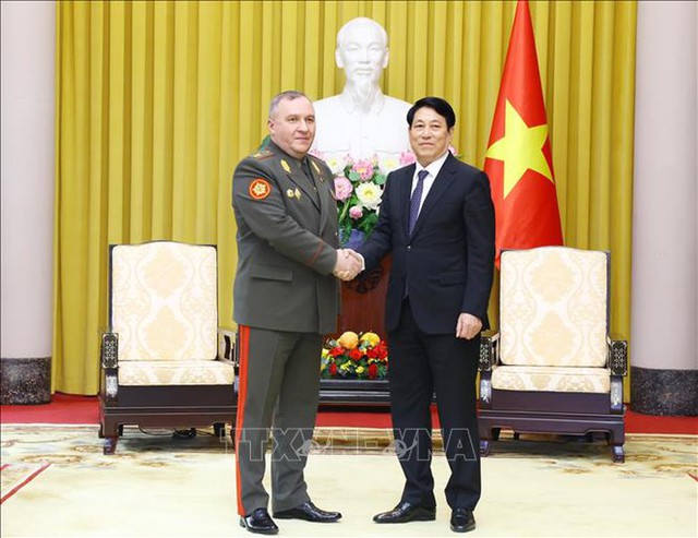 President hosts Belarusian defense minister - Ảnh 1.