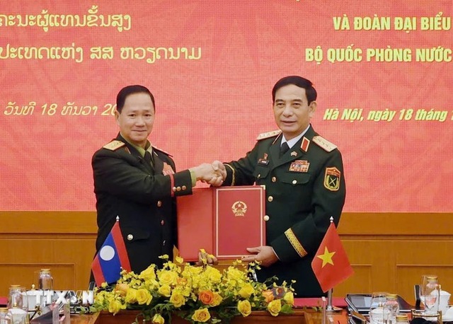 Viet Nam, Laos sign MoU on cooperation in military and defense law- Ảnh 1.