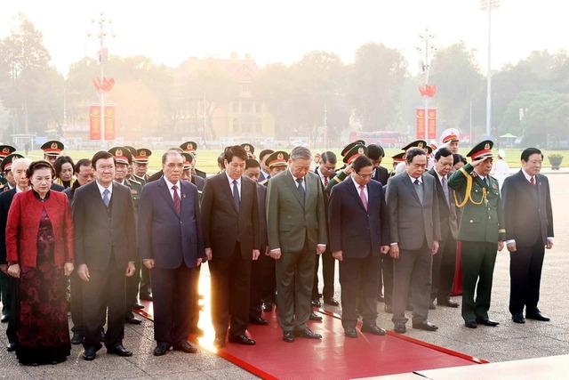 Top leaders pay tribute to President Ho Chi Minh on army’s 80th anniversary- Ảnh 1.