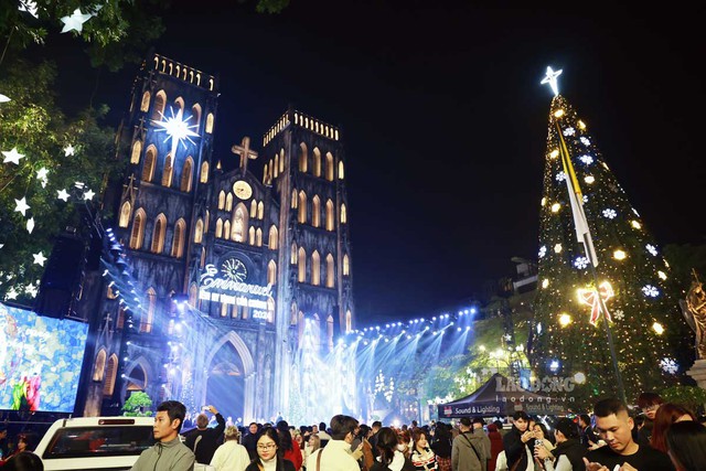 Ha Noi embraces Christmas with colors- Ảnh 1.