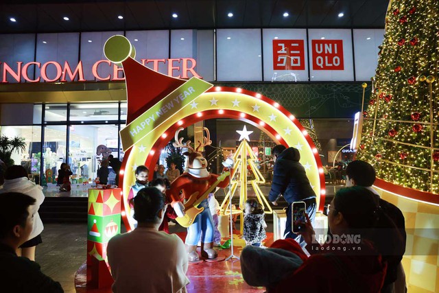 Ha Noi embraces Christmas with colors- Ảnh 2.