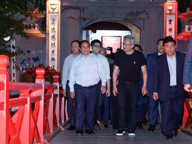 Prime Minister Pham Minh Chinh, NVIDIA CEO Jensen Huang visit Hoan Kiem Lake, enjoy beer in Ha Noi- Ảnh 1.