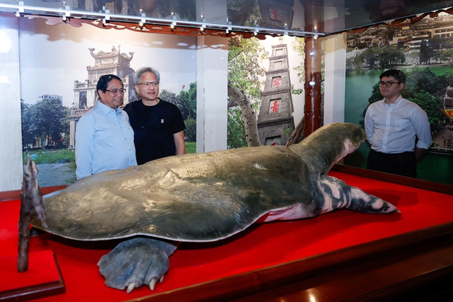 Prime Minister Pham Minh Chinh, NVIDIA CEO Jensen Huang visit Hoan Kiem Lake, enjoy beer in Ha Noi- Ảnh 2.