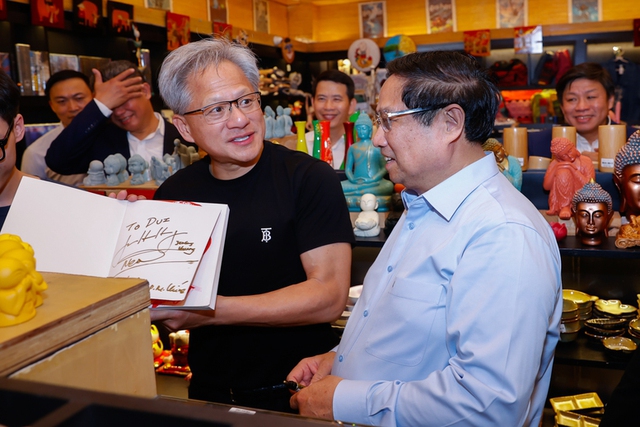 Prime Minister Pham Minh Chinh, NVIDIA CEO Jensen Huang visit Hoan Kiem Lake, enjoy beer in Ha Noi- Ảnh 3.